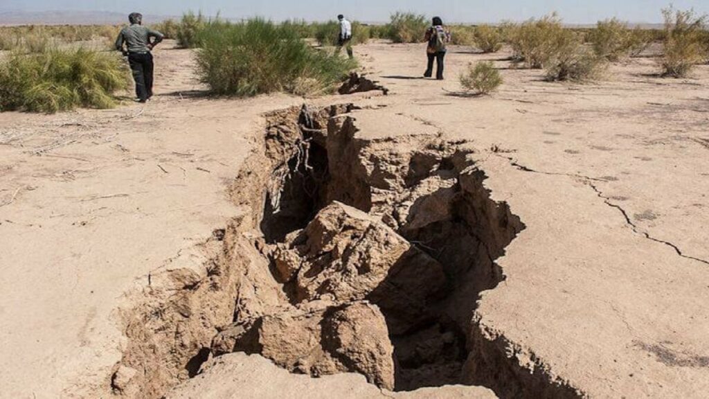 فرونشست زمین در ایران؛ بحرانی کنترل‌نشده با ۴۰۰ شهر در خطر