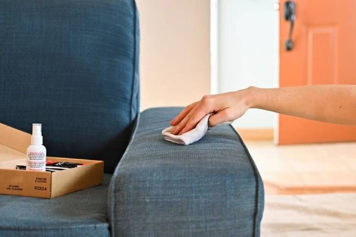 راه‌حل‌ معجزه‌آسا برای رفع لکه‌ مبلمان بهترین روش شستشوی مبل‌ در سال ۲۰۲۵