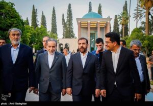 بازدید وزیر امور خارجه از آرامگاه حافظ و سعدی شیرازی