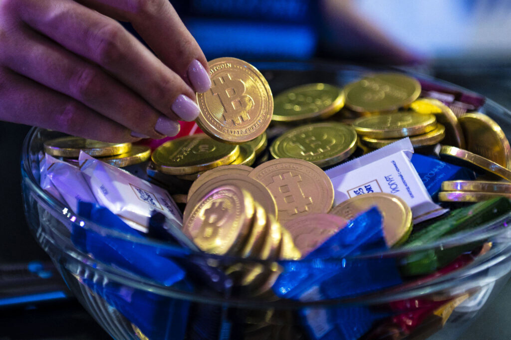 طلای جهانی عقب ماند؛ بیت‌کوین پیشتاز شد