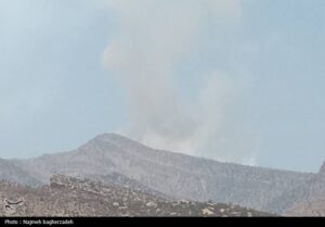 عملیات هلی‌برن برای مهار آتش در قله تشکر هرمزگان آغاز شد