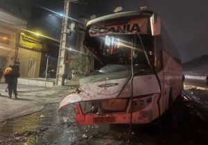12 مصدوم در حادثه تصادف اتوبوس با کامیون در جاجرود