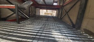 سقف عرشه فولادی یا سنتی؟ بررسی جامع هزینه‌ها، سرعت اجرا و دوام