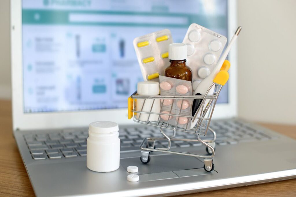 فروش اینترنتی مکمل، تحت نظارت داروخانه بلامانع است