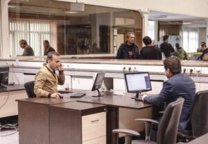 بازگشت کارکنان دستگاه‌های اجرایی به فعالیت عادی از فردا |امکان دورکاری با ابلاغ استانداران