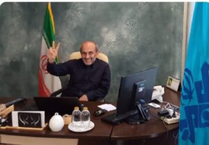 تصویری از سر صدای آمریکا در دفتر خود پس از موشک باران