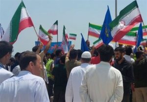 راهپیمایی سنی بوشر در حال محکوم کردن ایالات متحده -حمله اسرائیل به قلمرو ایران