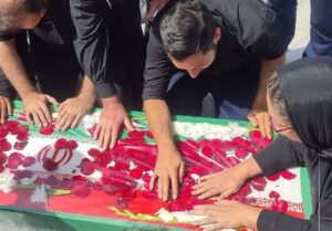وداع با شهید مینوچهر؛ نخبه هسته‌ای کشور در امامزاده صالح به خاک سپرده شد