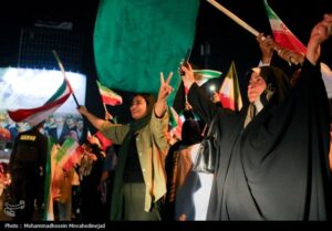 شادی مردم تهران پس از پاسخ کوبنده نیروهای مسلح به آمریکا