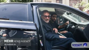 شمخانی سوار بر خودروی لوکس
