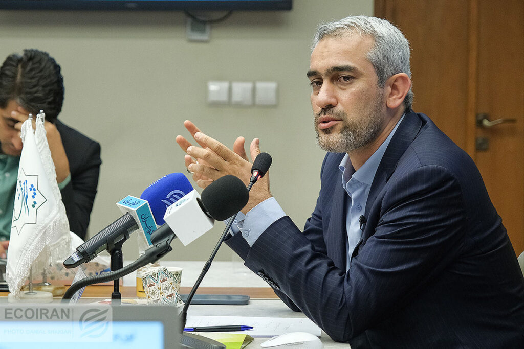 وزیر جدید اقتصاد با کرسی وزارتخانه ملاقات می کند.