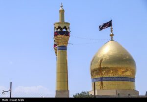 پرچم سیاه بر روی گنبد حسینیه عظم زنجان بزرگ شد