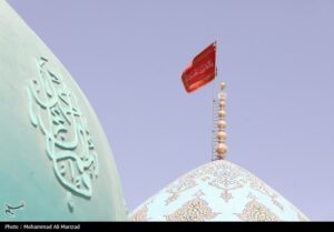 احتزار پرچم یا لثارات الحسین (ع) بر فراز گنبد مسجد جمکران