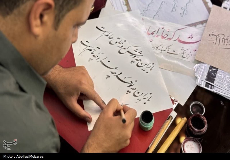 کاشان با غبارروبی مزار محتشم کاشانی به استقبال محرم رفتند