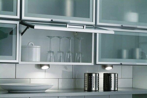 درب شیشه‌ای کابینت مدرن | بهترین مدل‌های درب کابینت فریم لس با شیشه دودی و سندبلاست