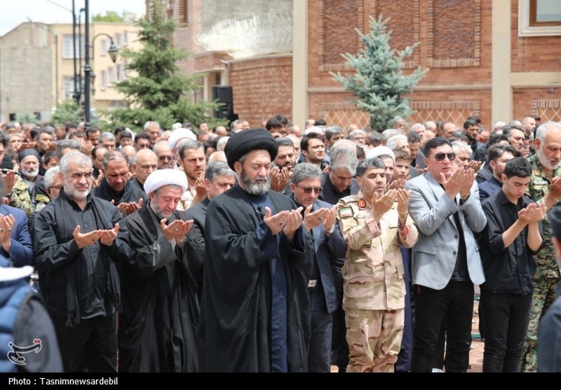 اردبیلِ سربلند؛ نماز ظهر عاشورا با شکوه‌تر از همیشه در دارالارشاد و دارالعباس