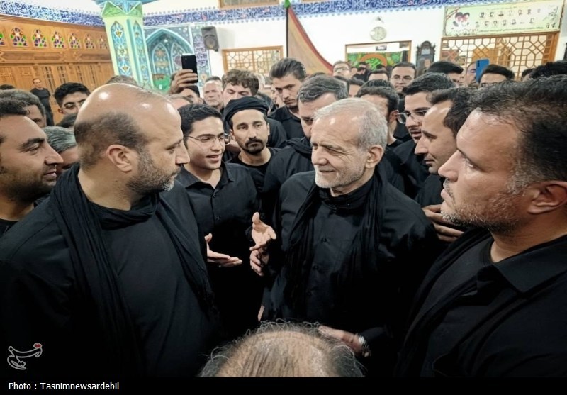 حضور سرزده رئیس‌جمهور پزشکیان در مراسم شام غریبان مسجد اوچدکان اردبیل
