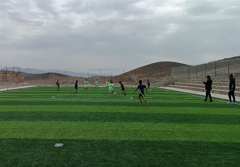 احداث بزرگترین زمین چمن مصنوعی غرب کشور