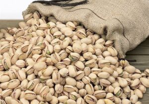 کشف و توقیف 900 کیلوگرم پسته جنگلی قاچاق در صالح‌آباد