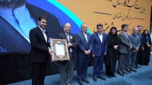 اعطای نخستین نشان ملی مدیریت کسب‌وکار کشور در حکمرانی اقتصادی به دکتر محمد شریعتمداری