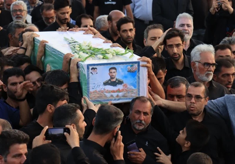 با تشکر از پدر شهید Younis Nofrti برای حضور در مراسم تشییع جنازه پسرش