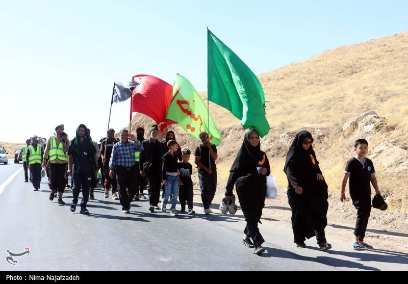 زائران رضوی در جاده امام رضا (ع)