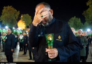 لاله‌گردانی خادمان شاهچراغ (ع) در سوگ شهادت امام رضا (ع)