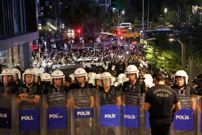 تنش در استانبول ؛ اردوغان دفتر حزب مخالف را محاصره کرد