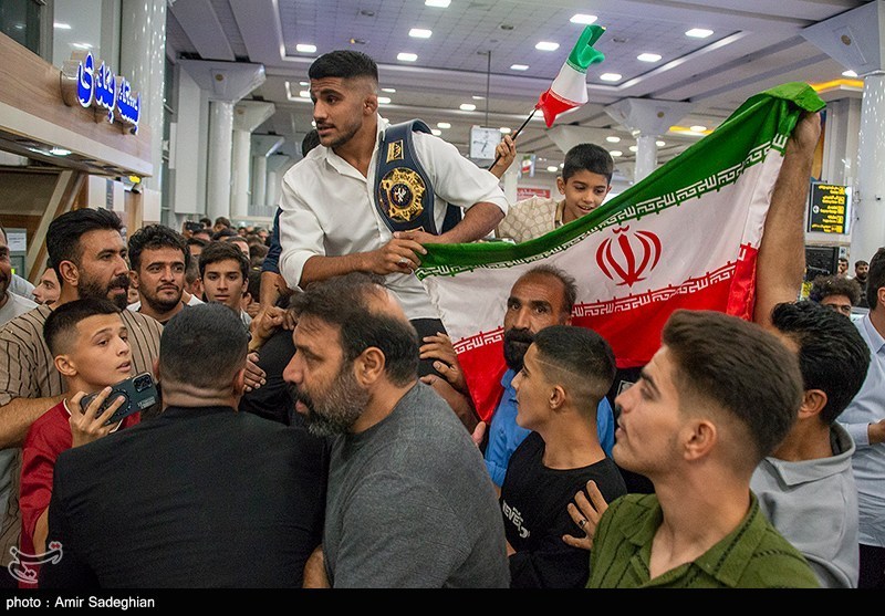 استقبال از قهرمانان جهانی کشتی فرنگی در شیراز