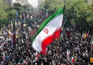 ببینید/جمهوری اسلامی ریشه‌دارتر از آن است که با شعار یا حمله خارجی براندازی شود!