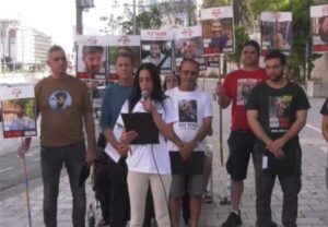 خانواده اسرای اسرائیلی: نتانیاهو به دلایل سیاسی اسرا را قربانی می‌کند