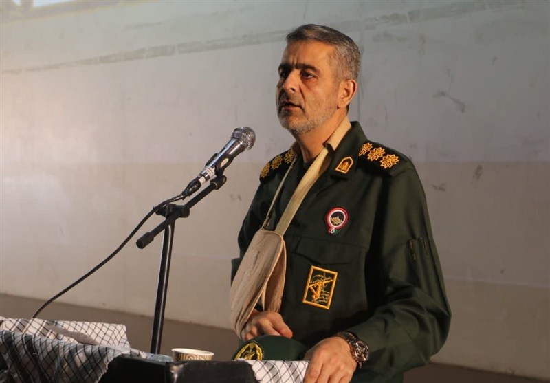 هرجا مردم پای کار بودند، دشمن عقبنشینی کرد