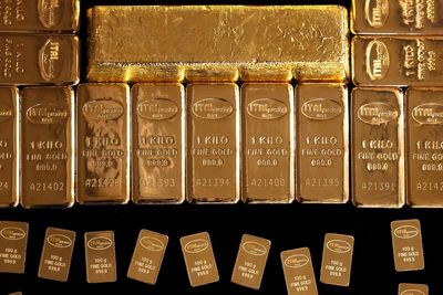 رکوردشکنی‌های طلا ادامه دارد ؛پیش‌بینی‌ها از 3900 تا 5000 دلار تا نیمه‌ی سال 2026