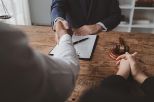 نکات کلیدی قراردادهای حقوقی و مالی شرکت‌ها راهنمای جامع برای مدیران و کسب‌وکارها