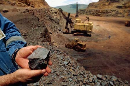بازار سنگ آهن در محدوده پایین‌ترین قیمتهای محلی نوسان می‌کند