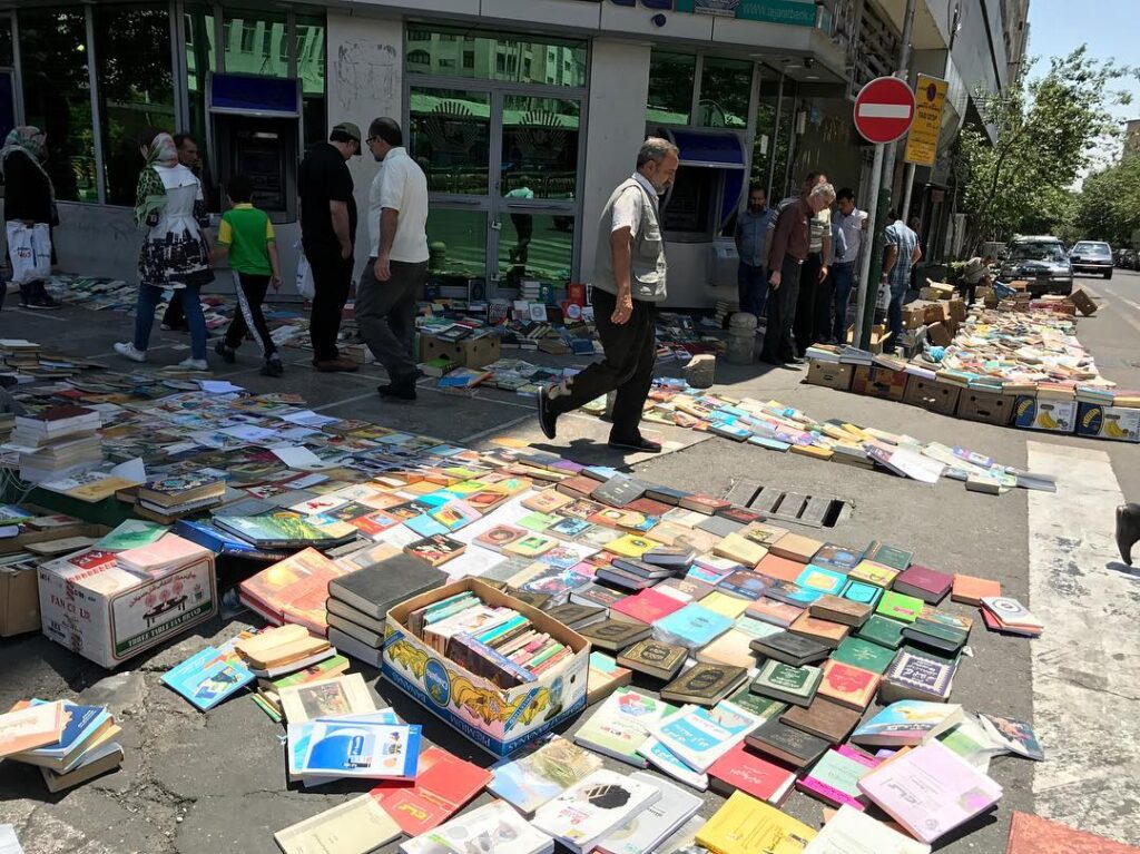 دستفروش کتاب انقلاب، کتابفروشی