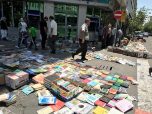 دستفروش کتاب انقلاب، کتابفروشی