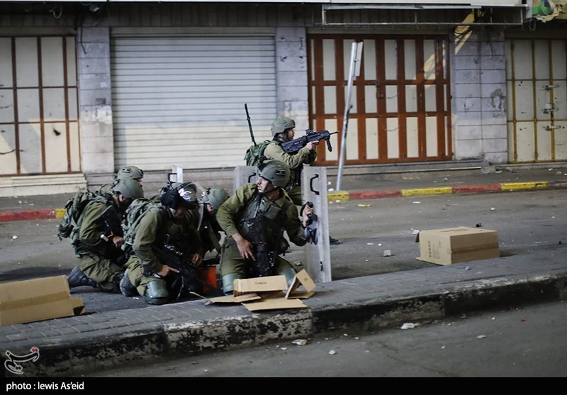 ببینید/ حمله پلیس اسرائیل به کنیسه برای دستگیری نقاشان پرچم فلسطین