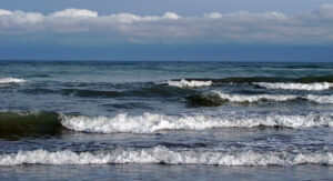 رگبار باران در نوار شمالی| دریای خزر مواج می‌شود