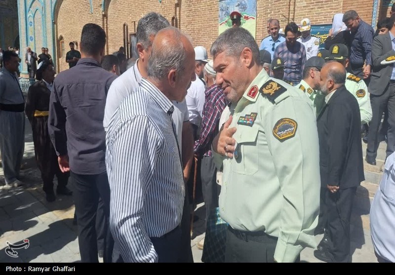 دیدار مردمی فرمانده انتظامی کردستان در مسجد جامع