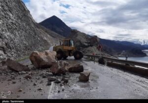 ریزش کوه در محور بنه‌کوه گرمسار/ یک نفر جان باخت
