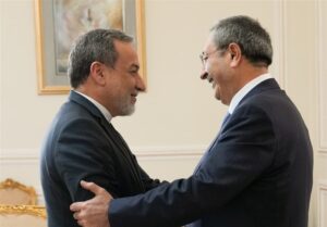 عراقچی در دیدار با مقام جمهوری آذربایجان: باید به تمامیت ارضی کشورها احترام گذاشت