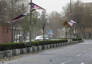وزش باد در جاده‌های 10 استان/ ترافیک سنگین در آزادراه قزوین-کرج-تهران