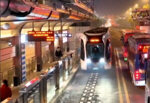 اولین تراموای بدون ریل جهان روی ریل‌های مجازی کار می‌کند