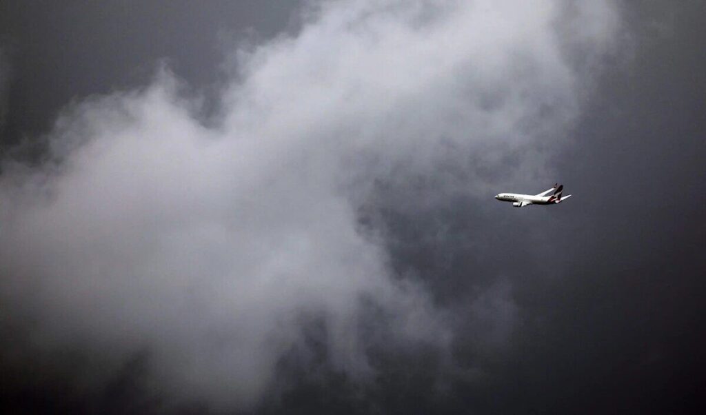 انتقال پروازهای قشم به فرودگاه‌های شیراز و کیش به دلیل گرد و غبار