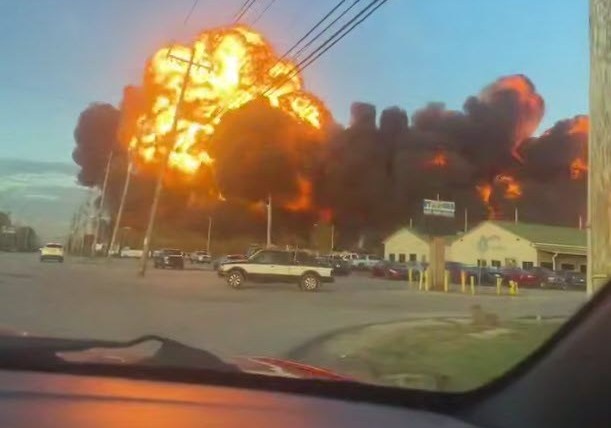 آتش سوزی گسترده پس از سقوط یک هواپیمای باری در آمریکا