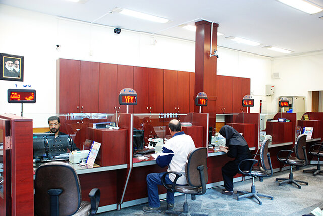 کارمندان مازاد بانک آینده به سایر بانک ها منتقل می شوند