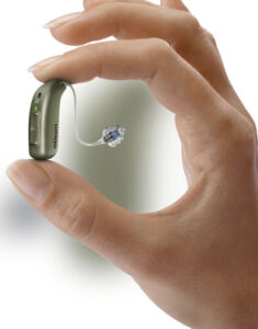 مقایسه ویژگی‌ها و قیمت‌های سمعک‌های دانمارکی برای کاربران مختلف 🇩🇰