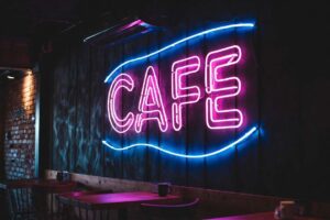 نقش تابلو نئون در افزایش فروش و جذب مشتریان