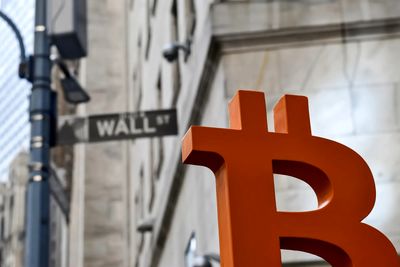 سقوط گسترده سهام جهانی و بیت کوین؛ آیا تعمیر بزرگ در راه است؟